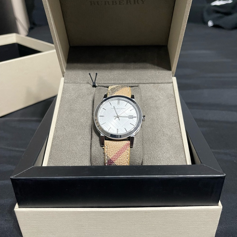 Burberry 38mm watch - Picture 2 of 6